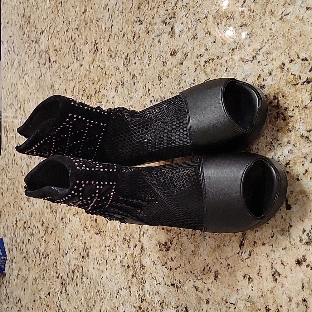 Dress Shoe, size 7.5 Black In color